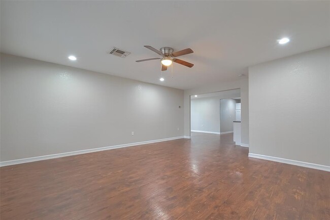 Building Photo - 1143 Majestic St