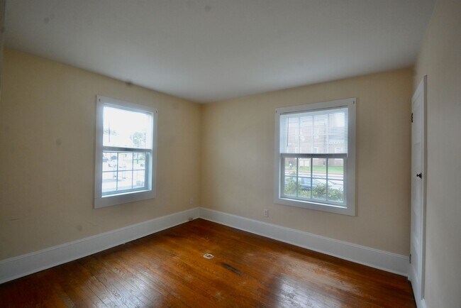 Building Photo - This one is Perfect!! It's a 2 Bedroom Single-Family Home with a Garage in Smyrna