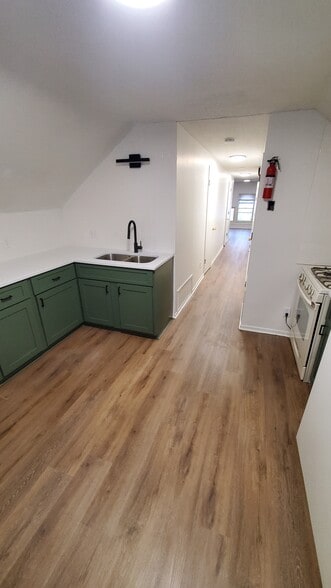 Building Photo - 164 Congress St W