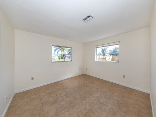 Building Photo - 438 Clover Rd