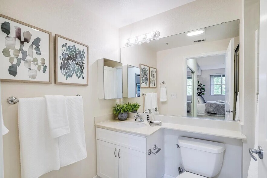 Building Photo - 1982 W Bayshore Rd