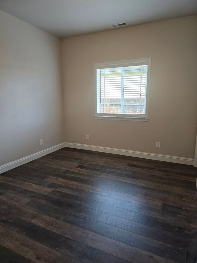 Building Photo - 1920 square foot single family home has 4 bedrooms and 2.0 bathrooms.