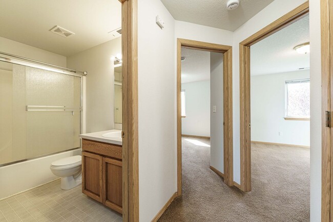 Building Photo - Comfortable 3-Bedroom Townhouse with A/C, ...