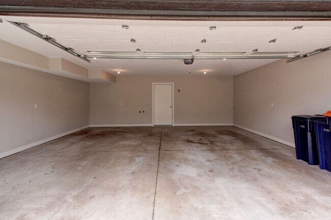 Building Photo - Spacious 2 Bed/2 Bath Condo in Prime Location