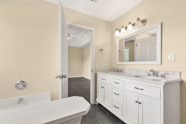 Building Photo - Charming Flowery Branch Home!