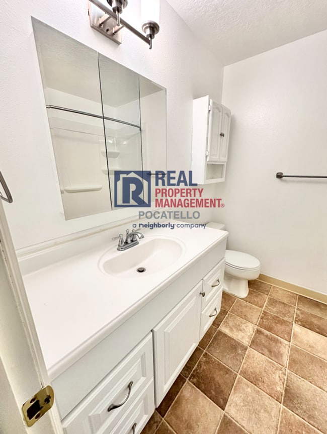 Building Photo - Updated 3 Bedroom 2 bath Townhome