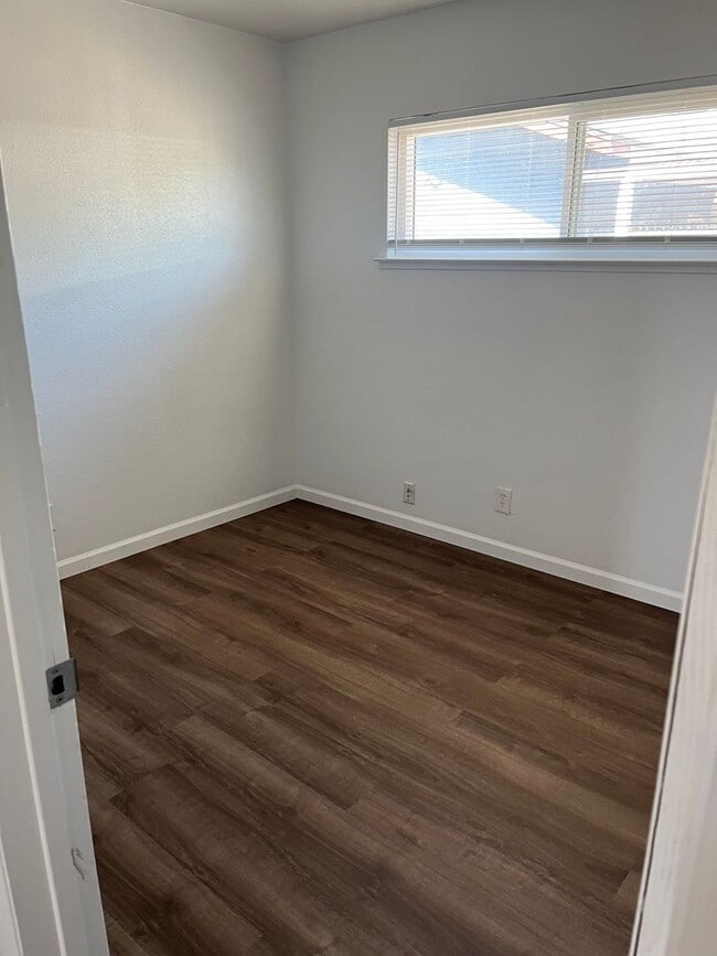 Building Photo - NEW NEW NEW! 3 BEDROOM 1 BATH IN KINGSBURG