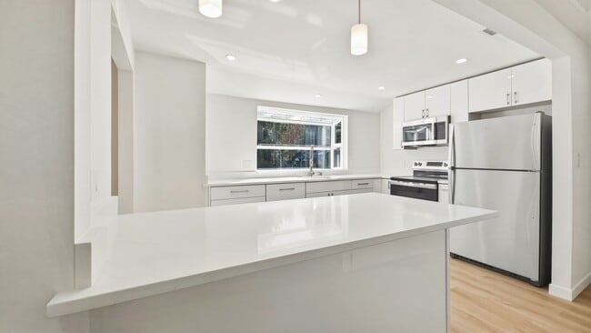 Building Photo - Fully Remodeled 2 Bed 2 Bath Front Unit in Prime Lynnwood Location