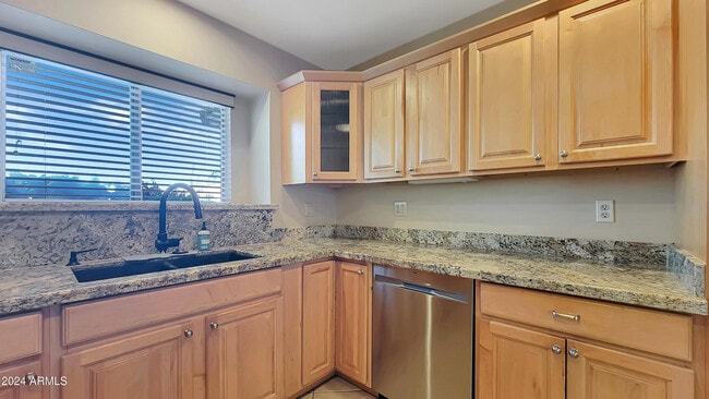 Building Photo - 8817 E Dahlia Dr