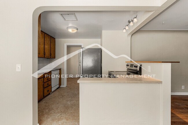 Building Photo - Charming Home with Washer/Dryer and Fenced...