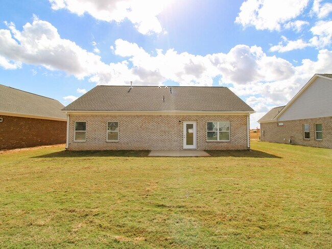 Building Photo - MOVE-IN Ready Home in New Market!