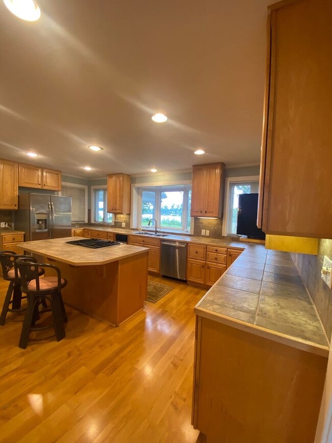 Building Photo - Beautiful 3 BR/2.5 BA Waterfront Home on Trent River!