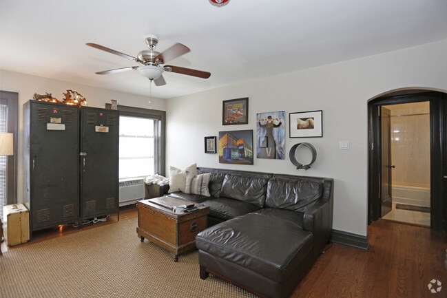 1BR, 1BA - Living Room - 304 W Touhy Ave
