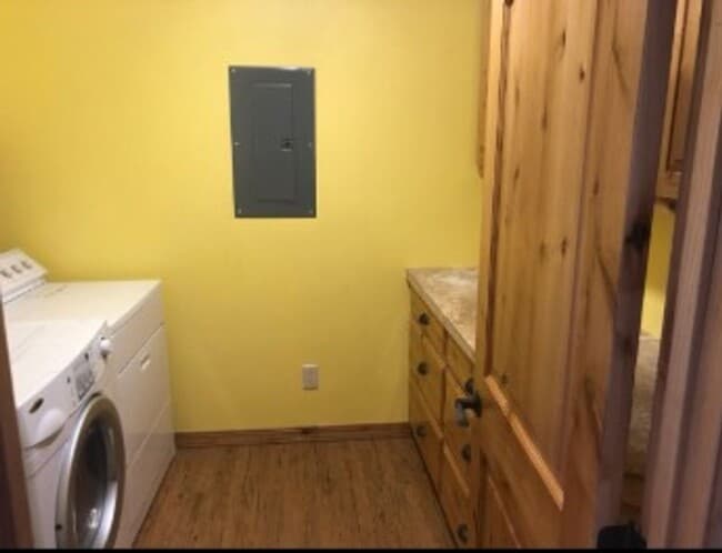 Building Photo - 3 Bedroom Home With Garage - Victor