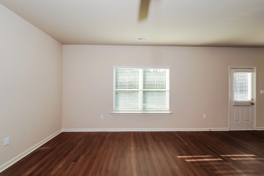 Building Photo - 335 Clover Cir