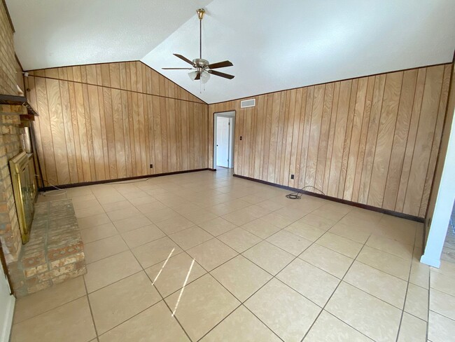 Building Photo - Northeast El Paso 3 Bed Refrig A/C