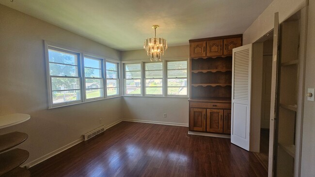 Building Photo - Mid Century 3 Bedroom