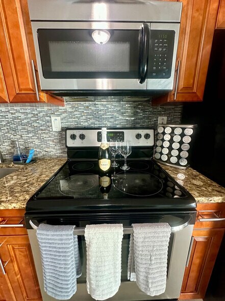 Building Photo - 4211 NE 13th Ave