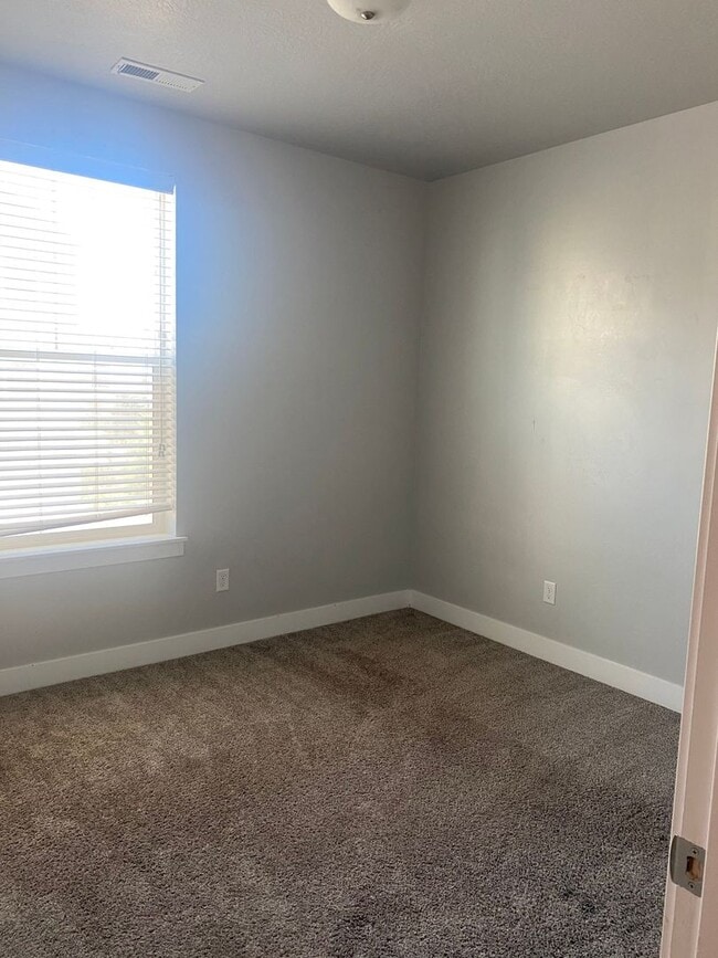 Building Photo - Beautiful 3 bed 2 bath townhome in Vineyard