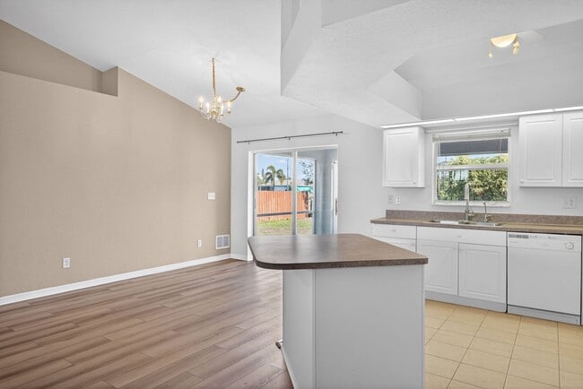 Building Photo - Cozy 3 Bed 2 Bath Home Available Immediately