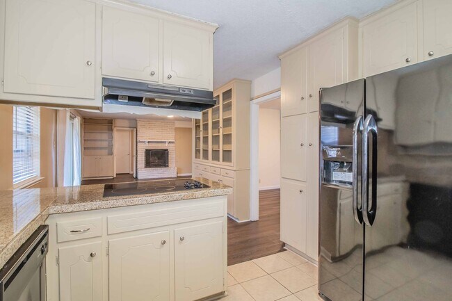 Building Photo - SOUTH HILLS Home on Large Corner Lot!!!!