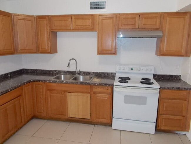 Building Photo - Charming 2-Story 3 Bedroom Townhome