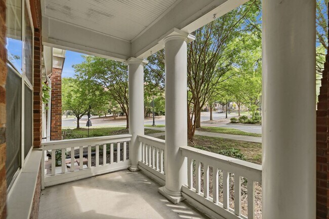 Building Photo - Uptown Charlotte Townhome with Dual Primary Suites