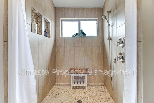 Building Photo - 207 St Luke Ct