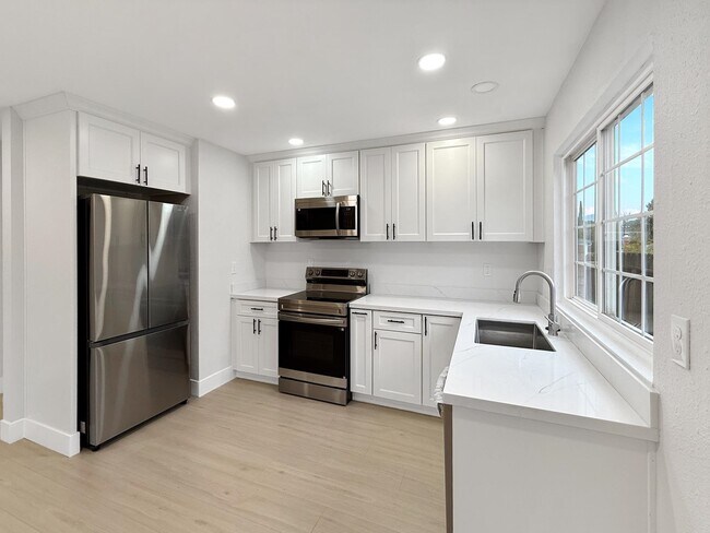 Building Photo - 1158 Jensen Cir