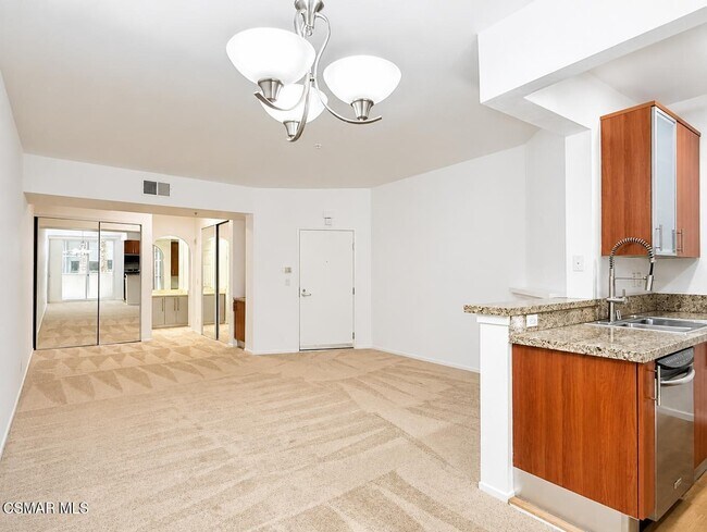 Building Photo - 620 S Gramercy Pl