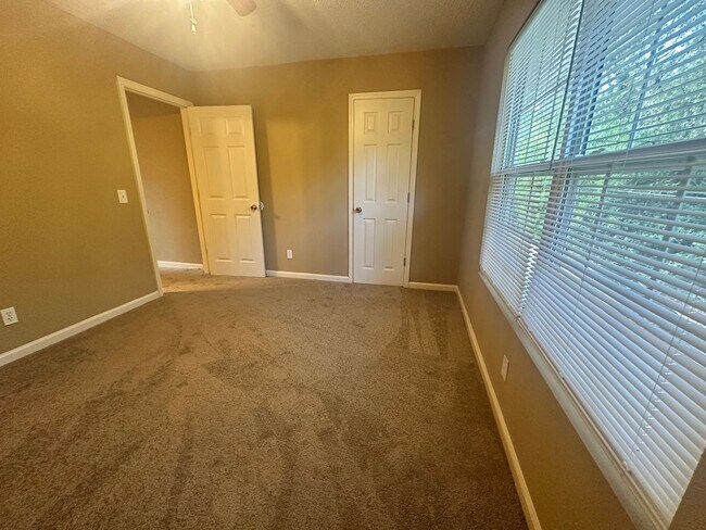 Building Photo - 2BD/1.5B Apartment in Adel