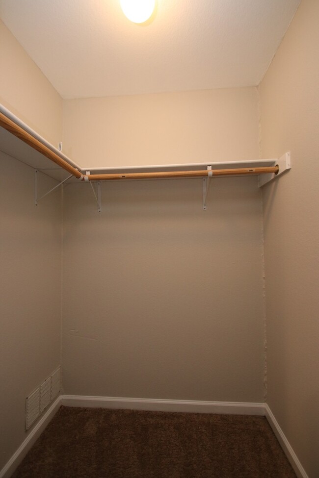 Building Photo - Great Three Bedroom House in Hyde Park Are...