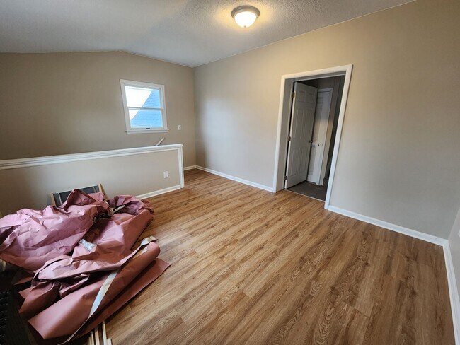 Building Photo - 651 Lincoln Way W