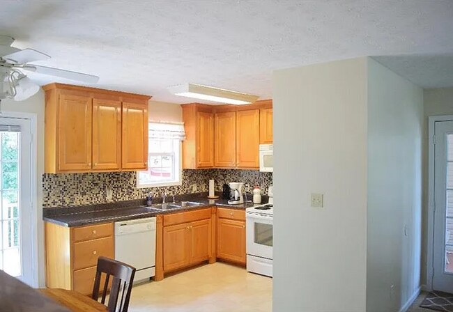 Building Photo - Spacious 3-Bedroom Home with Huge Daylight...