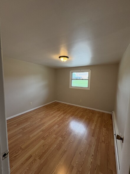 Building Photo - 1511 S Point Rd