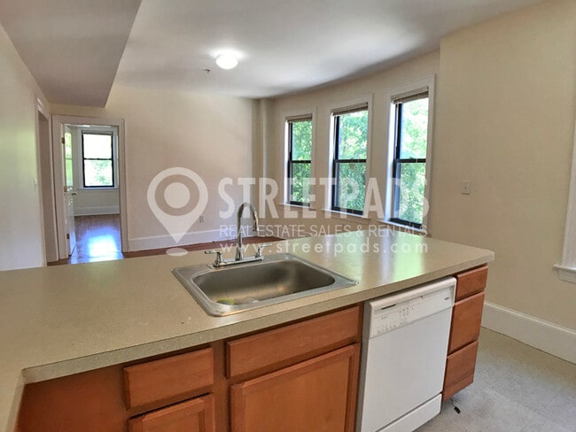 Building Photo - 881 Massachusetts Ave