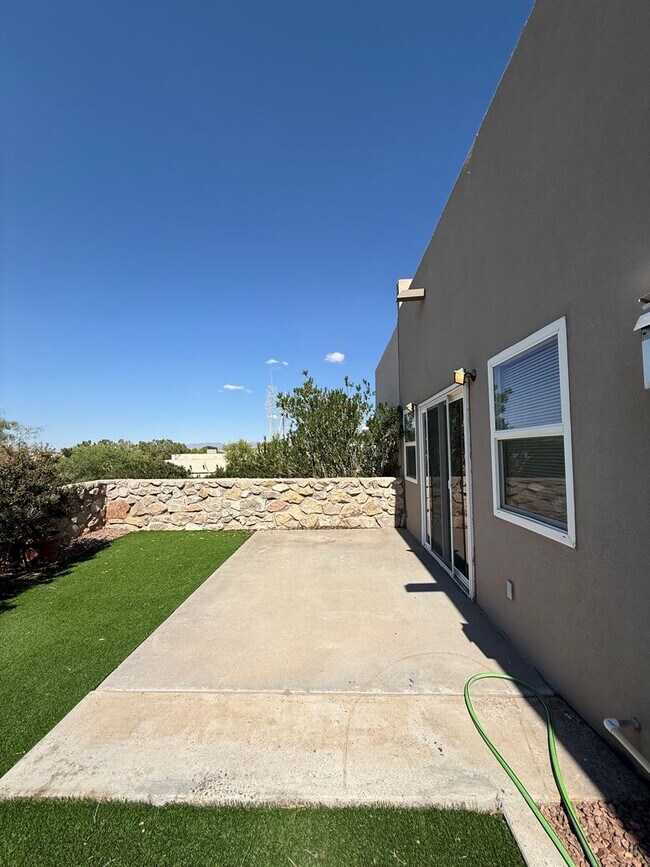 Building Photo - Beautiful 2 Bedroom/2 Bath W/ Office