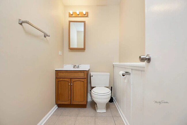 Building Photo - 572 Oswego Dr