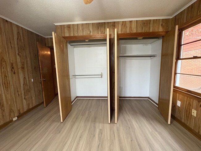 Building Photo - Beautiful 3 bedroom/1 bath home with Fireplace and Central HVAC!