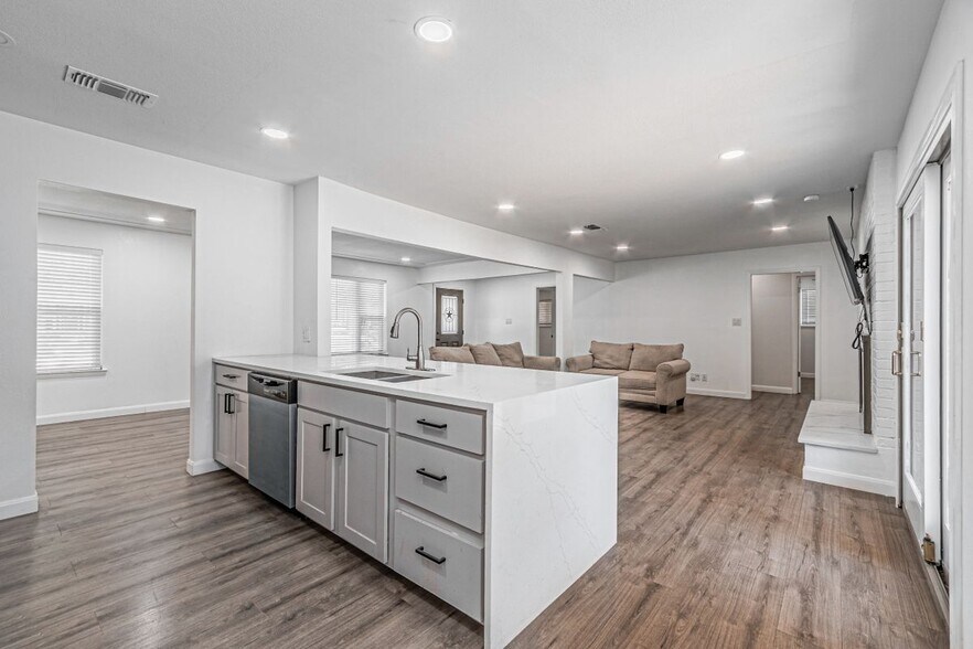 Building Photo - 1805 W Cedar Elm Dr