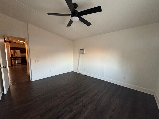 Building Photo - Rental Home with a huge yard