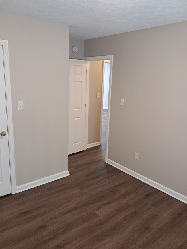 Building Photo - 2 Bedroom and 1 Bathroom Duplex