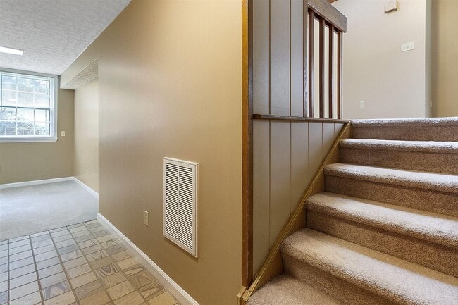 Building Photo - 305 Cherokee Dr