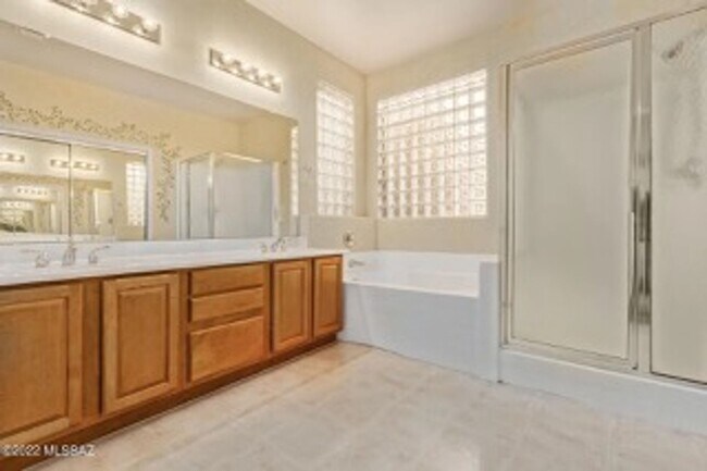 Building Photo - Beautiful home in gated community