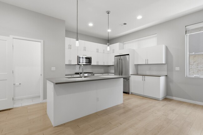 Building Photo - 1295 Osceola St