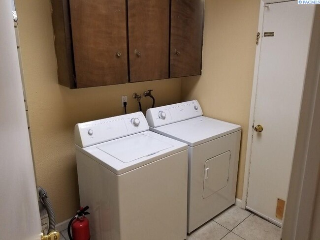 Building Photo - South Richland Townhouse for rent