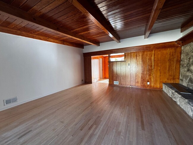 Building Photo - SPACIOUS 3 BEDROOM 2.5 BATH IN THE HEART O...