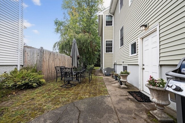 Building Photo - 28 Webster St