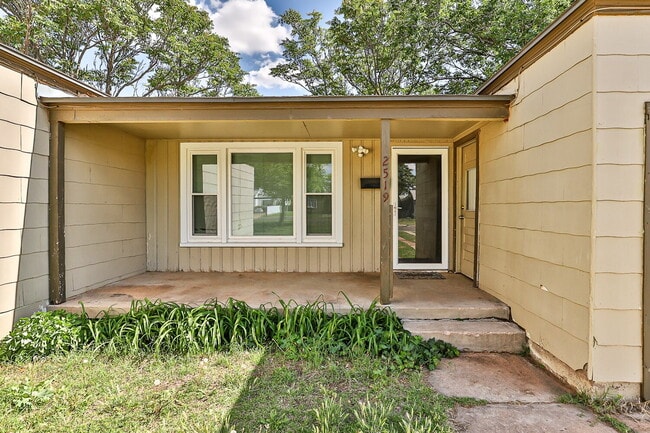 Building Photo - Charming & Cozy 2-Bedroom Oasis