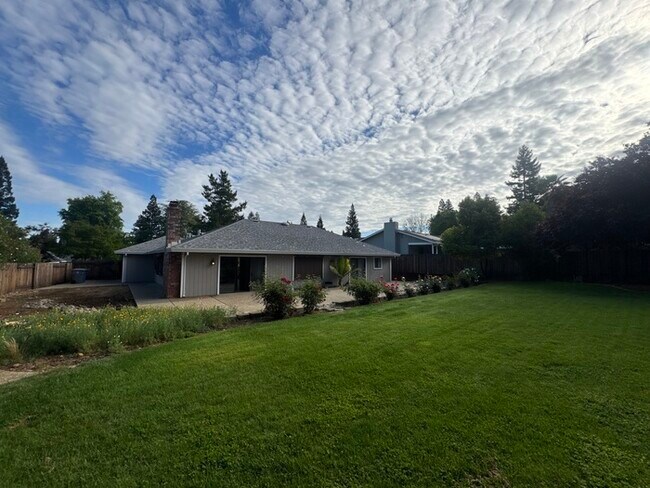 Building Photo - Stunning 3 bedroom 2.5 bathroom home in Folsom with large backyard
